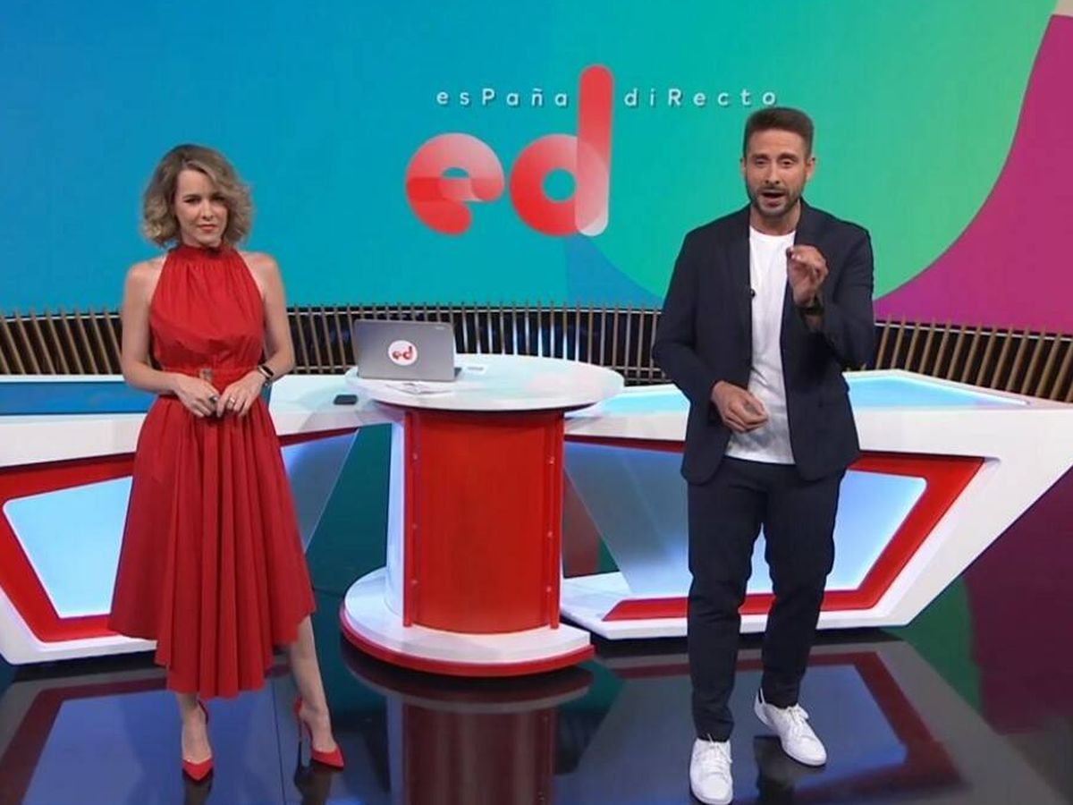 Foto: Ana Ibáñez y Ángel Pons, presentadores de 'España directo'. (RTVE)