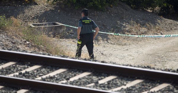 Foto: Un guardia civil inspecciona la zona acotada de la vía férrea en donde fue encontrada la pequeña. (EFE)