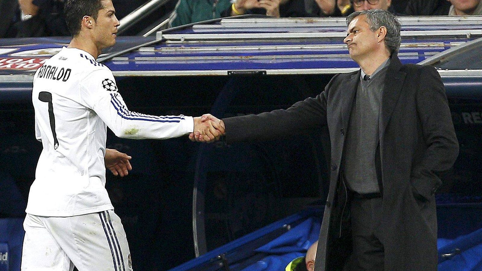 Foto: Cristiano Ronaldo saluda a Mourinho tras ser sustituido durante un partido del Real Madrid. (Efe)