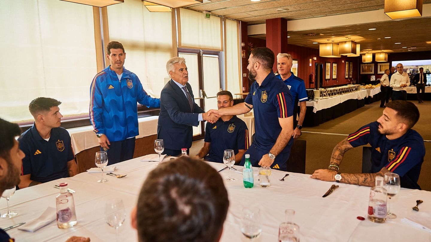 El saludo del presidente a los jugadores. (EFE/Pablo García)