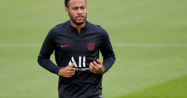 Foto: Neymar corre en solitario en un entrenamiento con el Paris Saint Germain. (Efe)