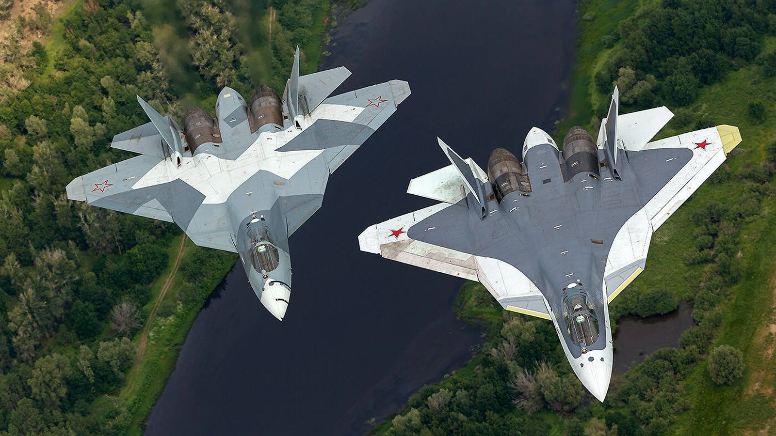 Prototipos del Su-57 en vuelo. (Vadim Savitsky)
