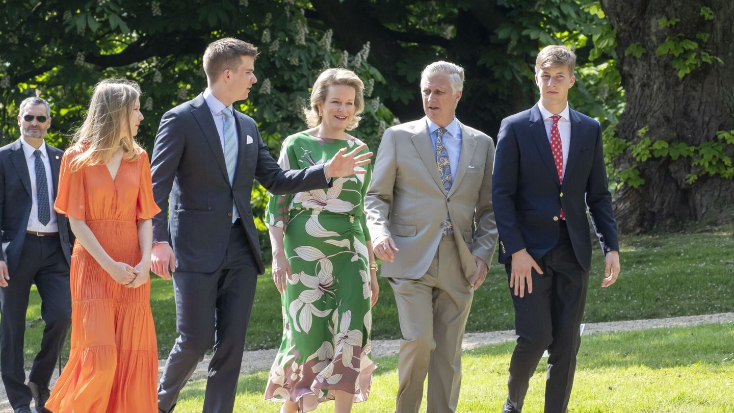 La familia real belga, en los jardines del castillo de Laeken. (EFE)