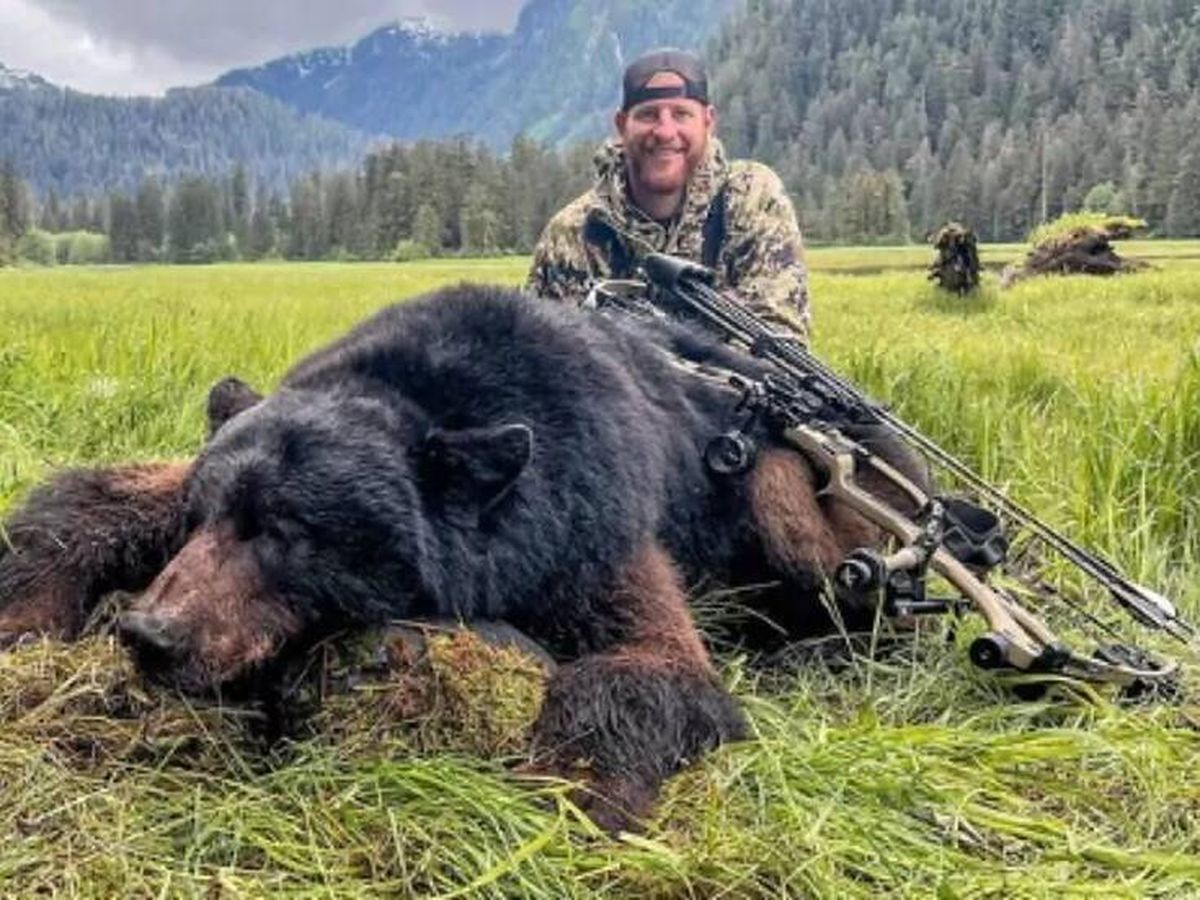 Foto: Carson Wentz junto al oso que acababa de matar.