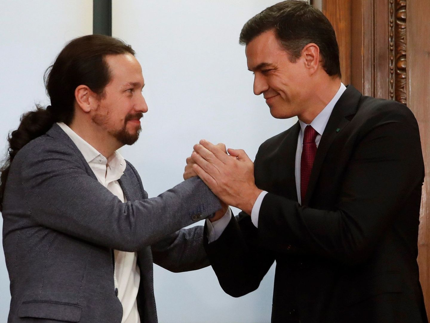 Pedro Sánchez y Pablo Iglesias solemnizan su pacto de Gobierno de coalición este 30 de diciembre en el Congreso. (EFE)