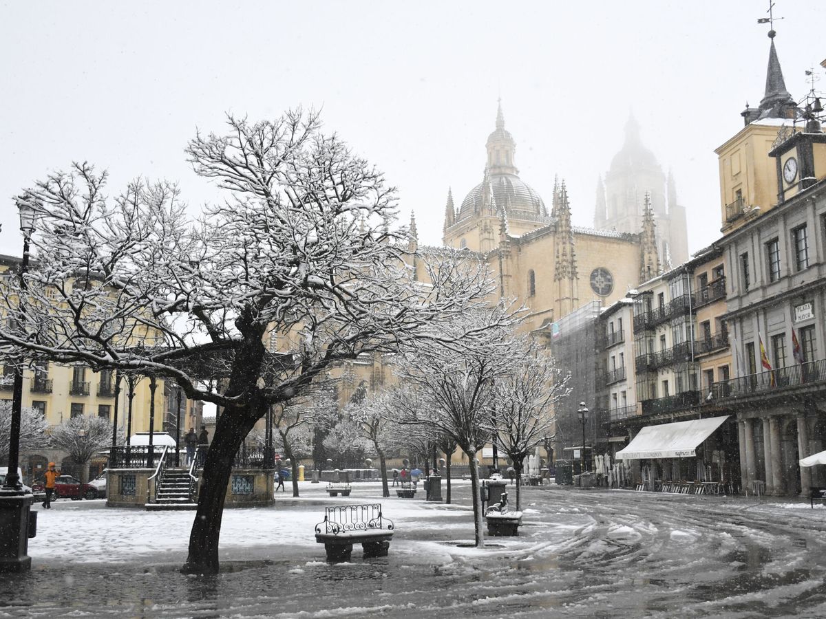 Foto: Nieve en primavera: el efecto de la nueva borrasca en España. (EFE)