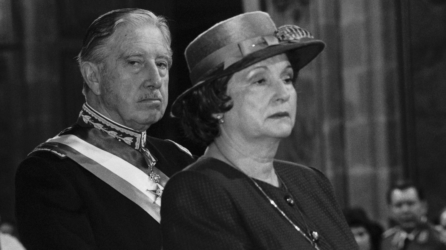 Pinochet junto a su esposa, en una imagen de archivo. (CP)