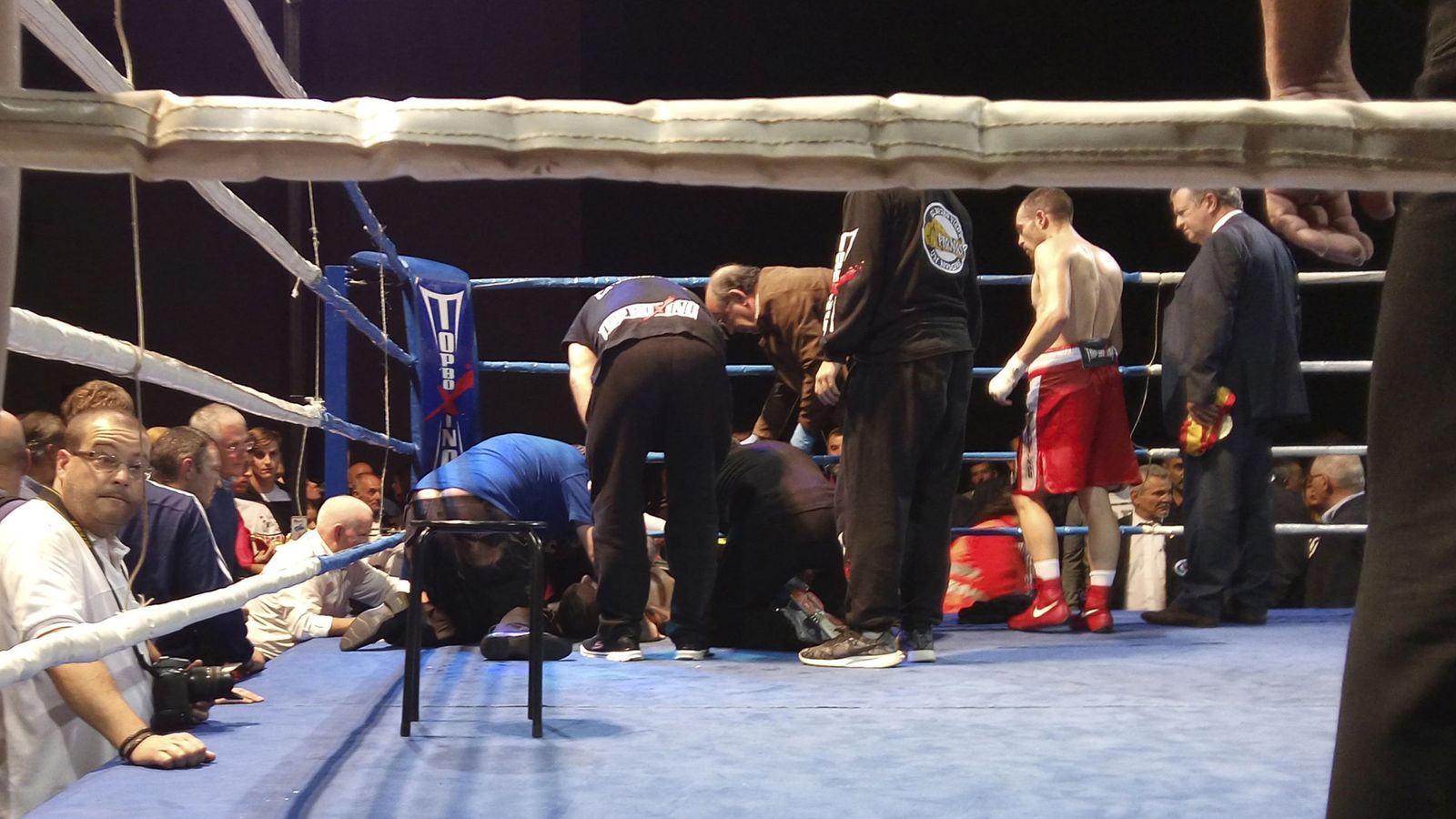 Foto: Tejada tuvo que ser atendido sobre el ring (Carlos Alberto Fernández/EFE)