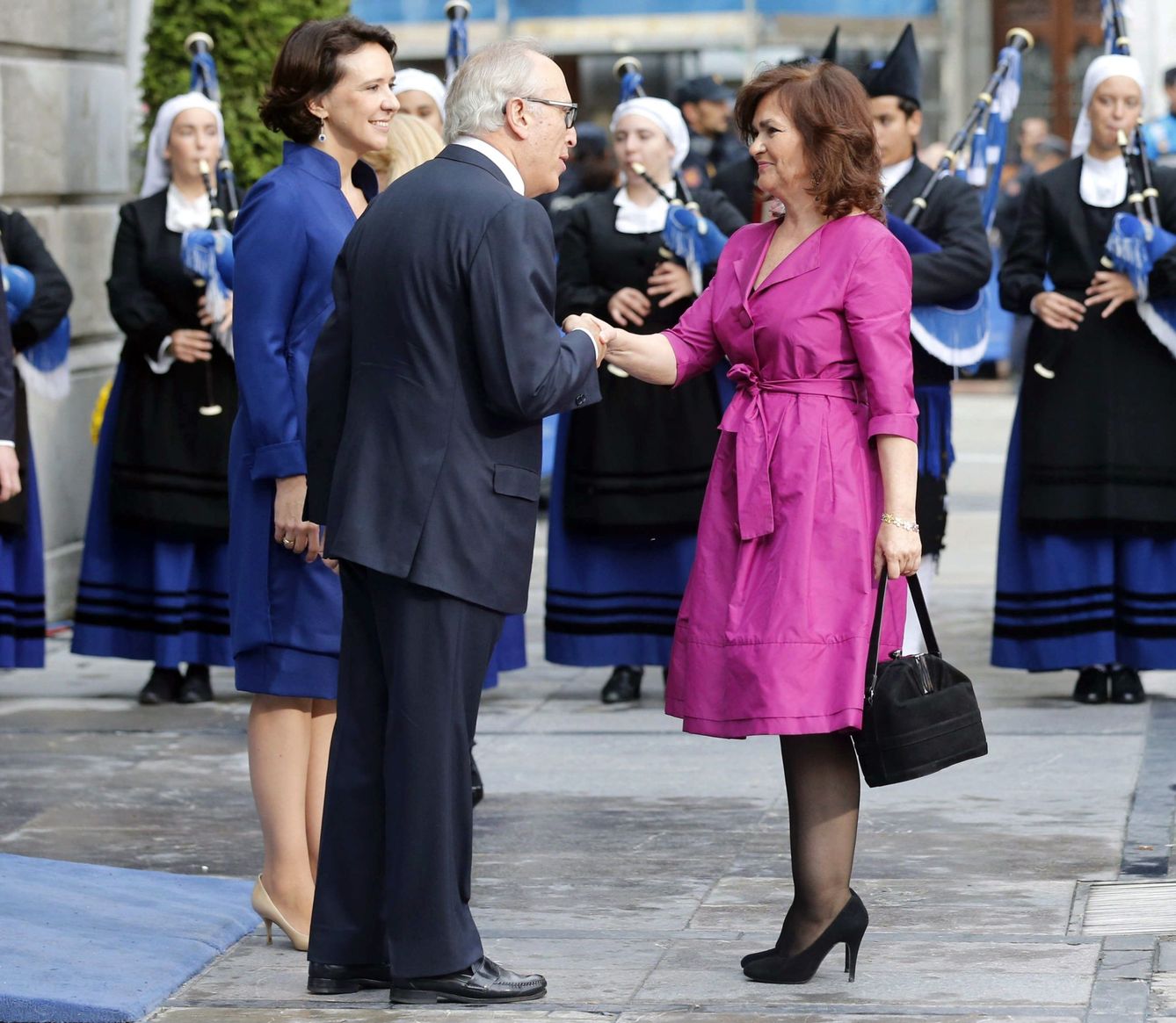 La vicepresidenta y ministra de la Presidencia, Carmen Calvo, saluda al presidente de la Fundación Princesa de Asturias, Luis Fernández-Vega Sanz. (EFE)