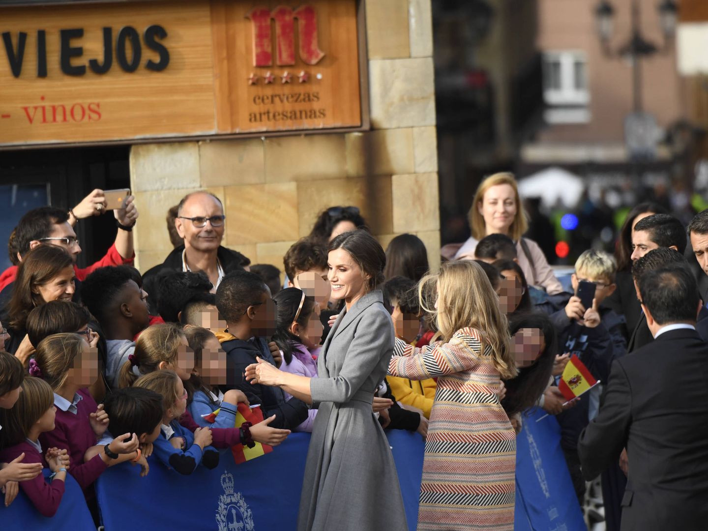 La reina Letizia y la princesa Leonor, saludando a un grupo de niños. (Limited Pictures)