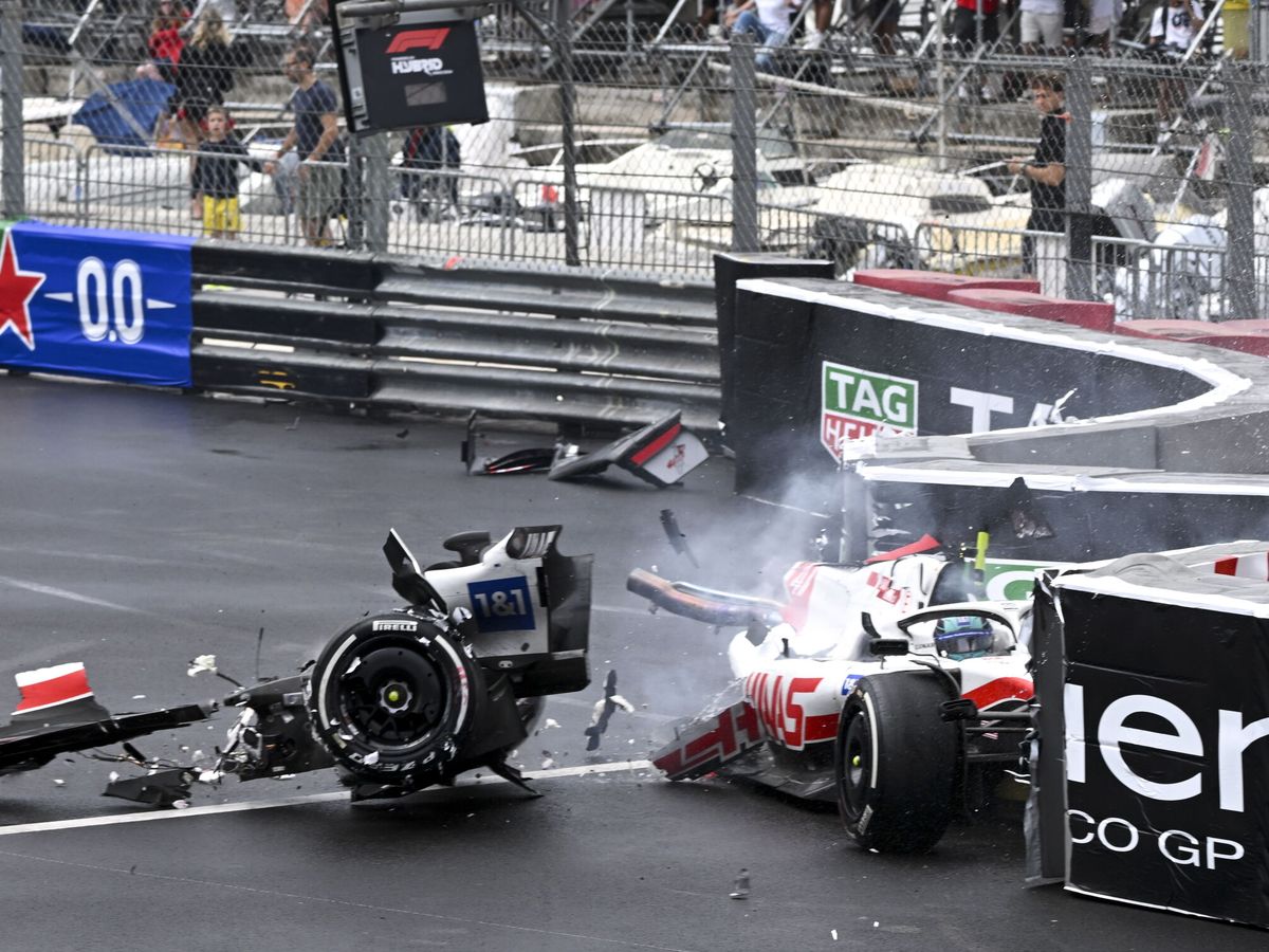 Foto: A pesar de la amortiguación de las barreras de Tec-Pro, los destrozos en el Haas de Schumacher fueron cuantiosos (EFE/EPA/CHRISTIAN BRUNA)
