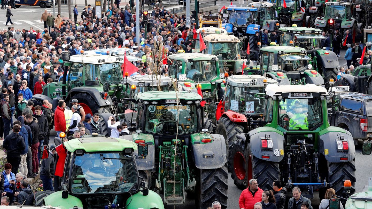 Tractores en una protesta contra la situación en el campo. (EFE)