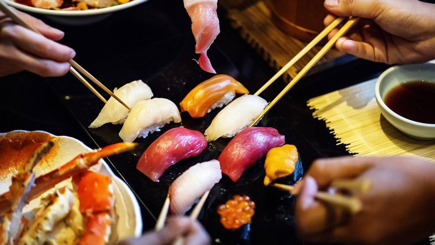 En Japón, el sushi se come sin palillos.