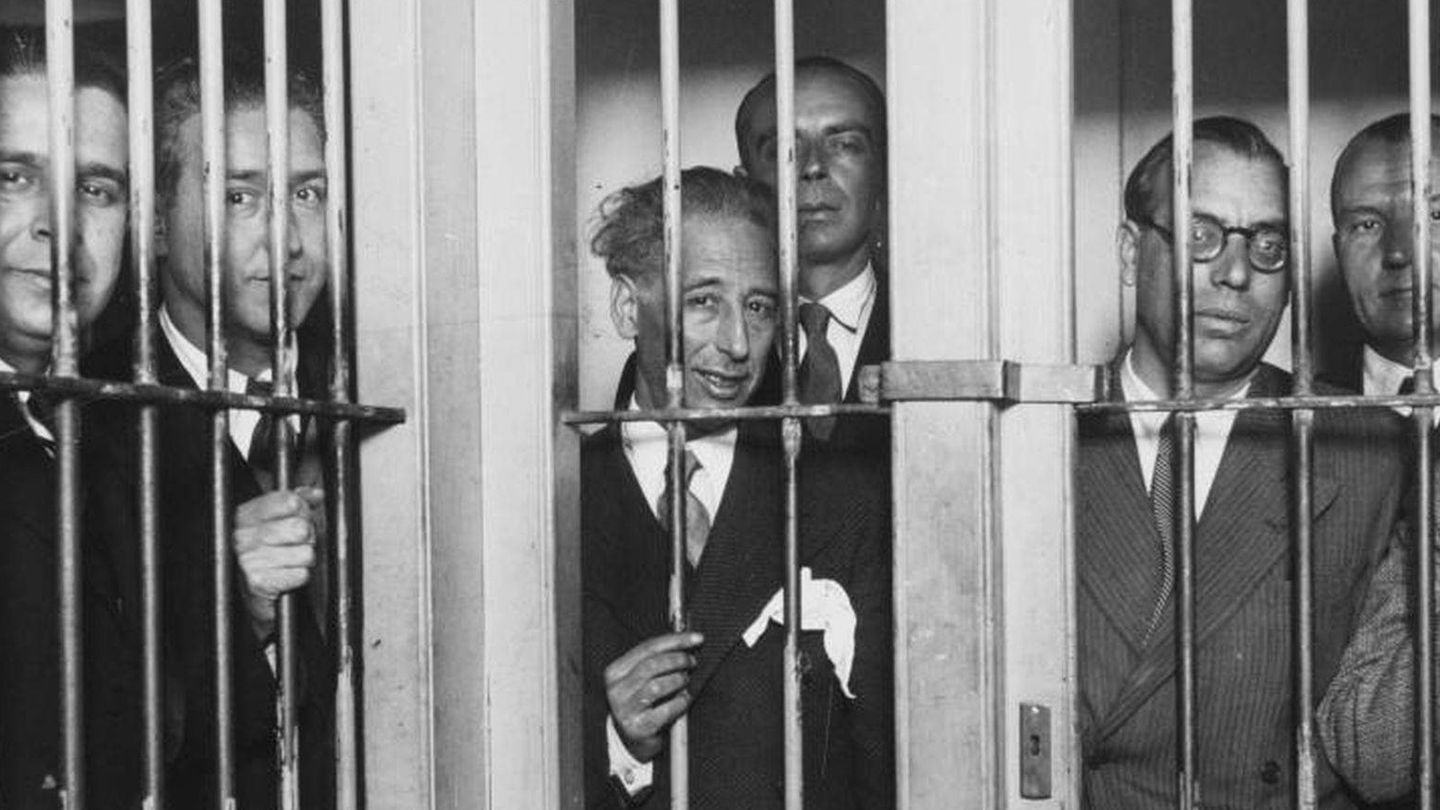 Lluís Companys (c) y el Govern, en la cárcel tras los sucesos de 1934. 