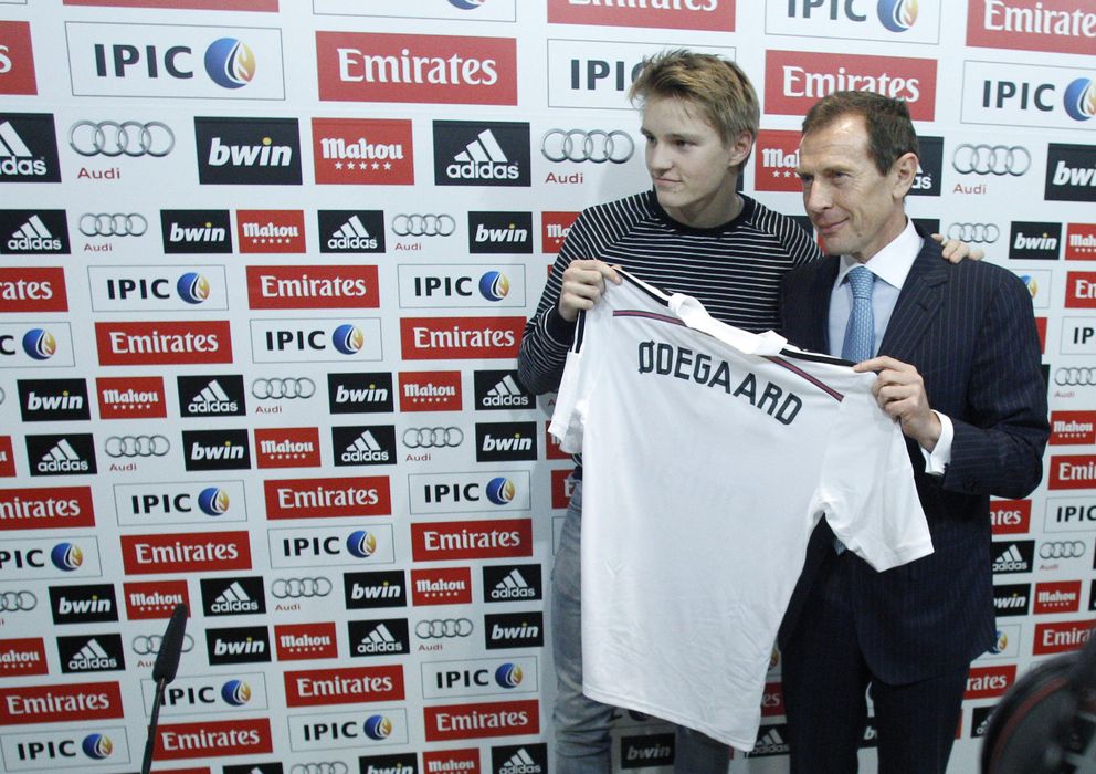 Foto: Odegaard junto a Butragueño en su presentación como jugador del Real Madrid (GTres).