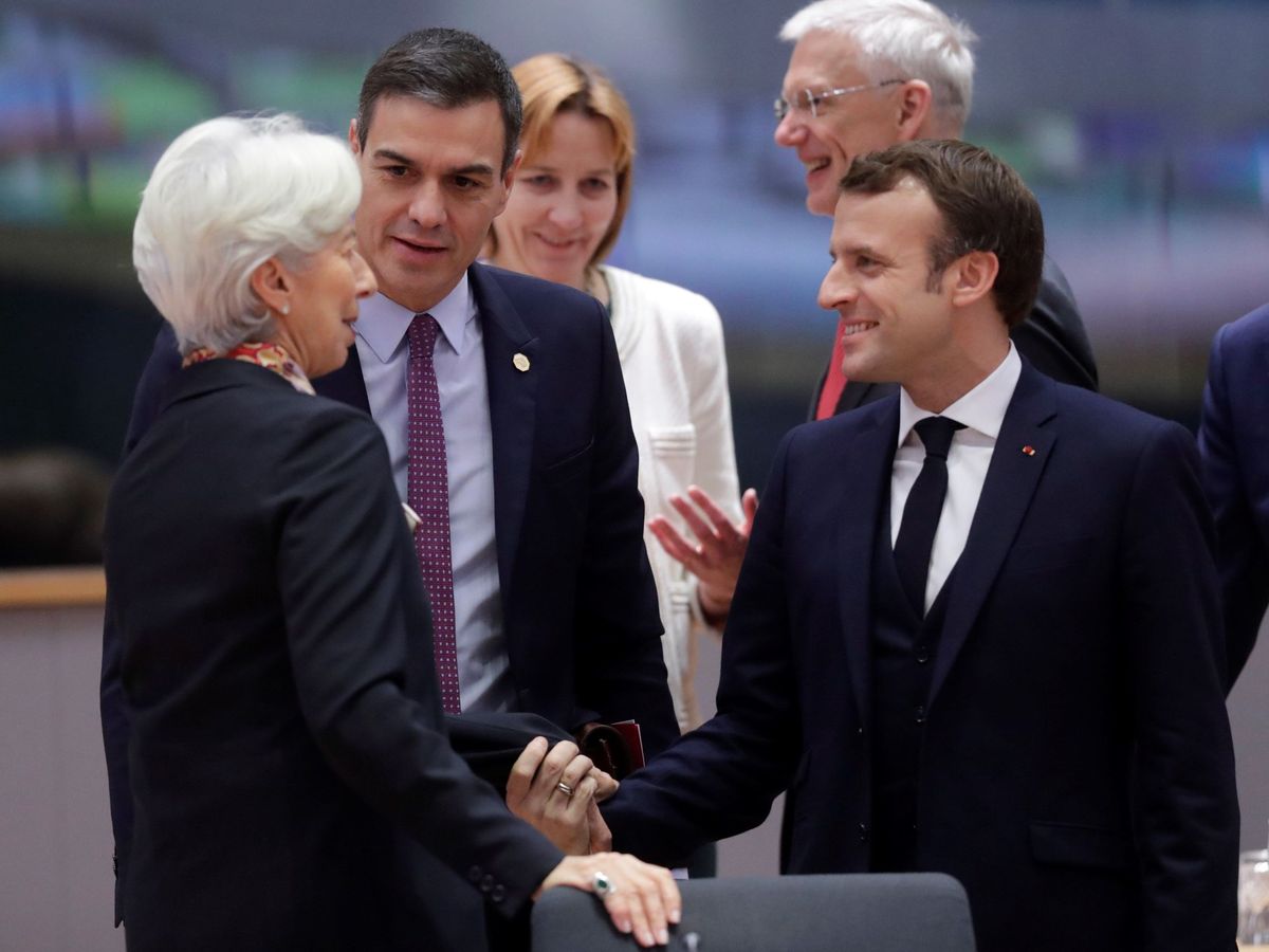 Foto: Pedro Sánchez conversa con los presidentes de Francia y del Banco Central Europeo, Emmanuel Macron y Christine Lagarde, este 13 de diciembre en Bruselas. (EFE)