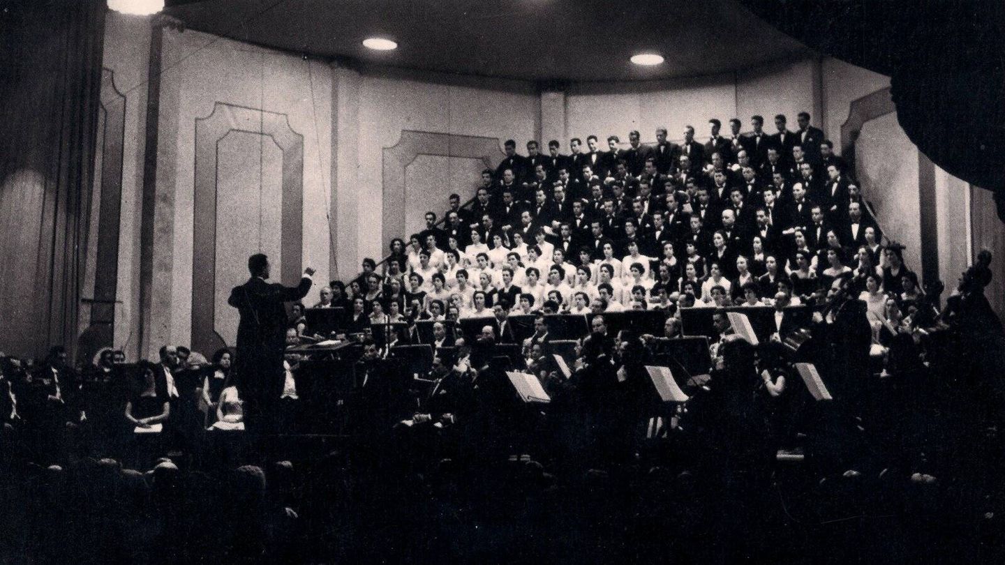 Ino Savini dirigiendo la Novena Sinfonía en el Teatro Rivoli de Oporto, Portugal, en 1955. (Wikimedia)