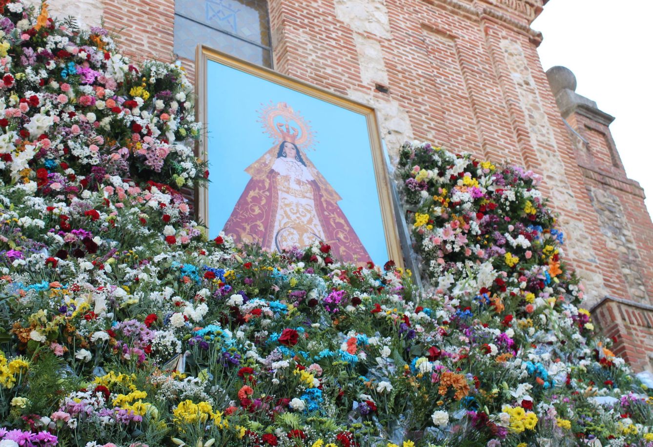 Ofrenda floral a la Virgen. (J. C.)