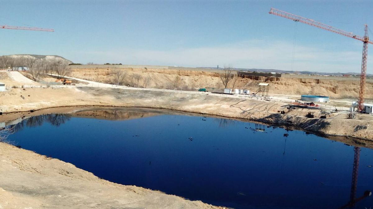 La 'laguna Negra' que dejará de serlo: Arganda recupera más de 50.000 toneladas de alquitrán