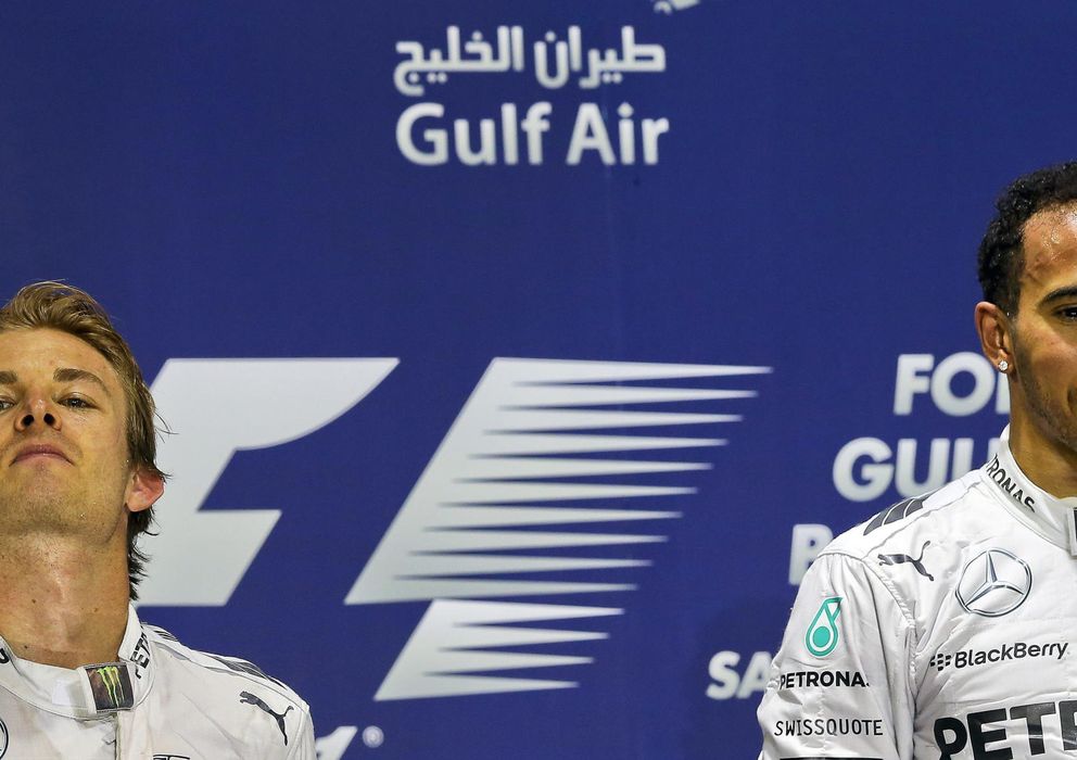 Foto: Nico Rosberg y Lewis Hamilton en el podio del Gran Premio de Bahrein. (EFE)