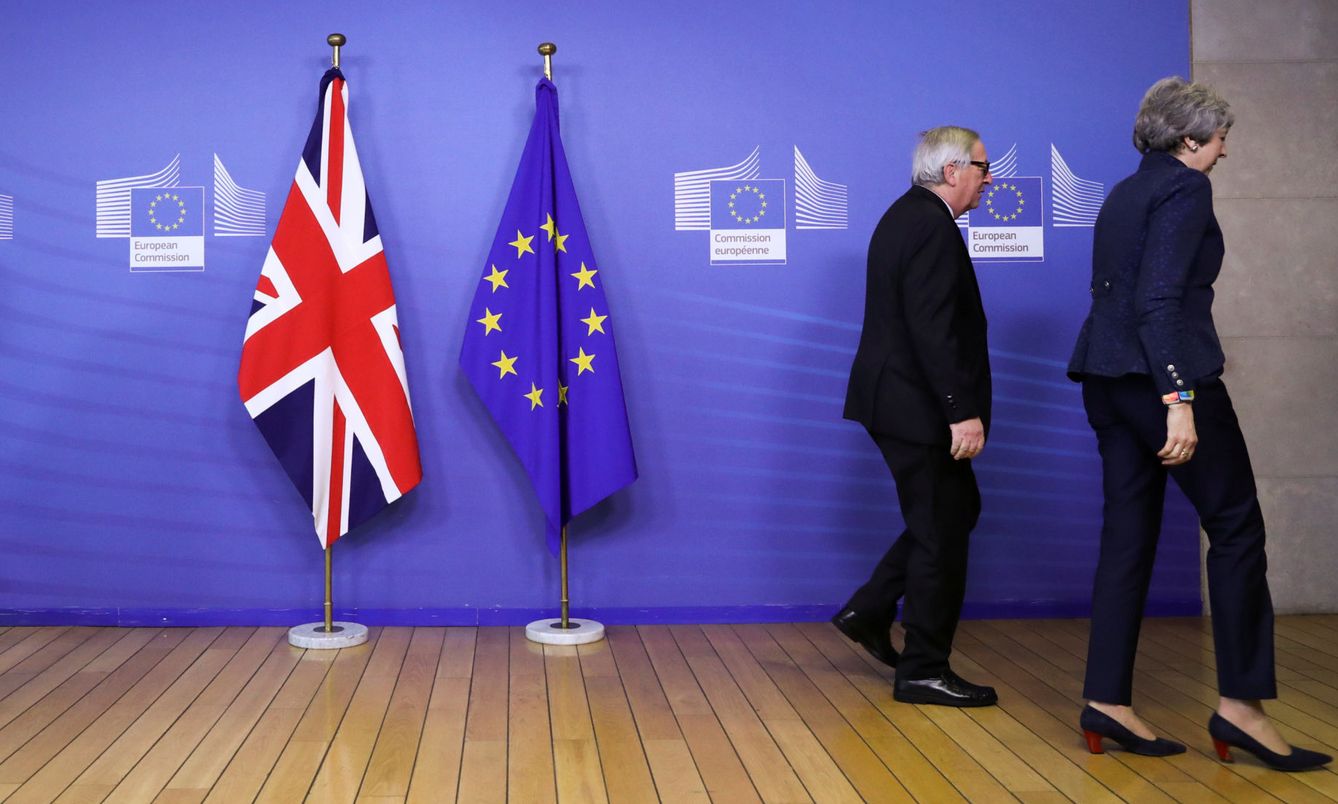 Jean-Claude Juncker, junto a Theresa May, en Bruselas el pasado jueves. (EFE)