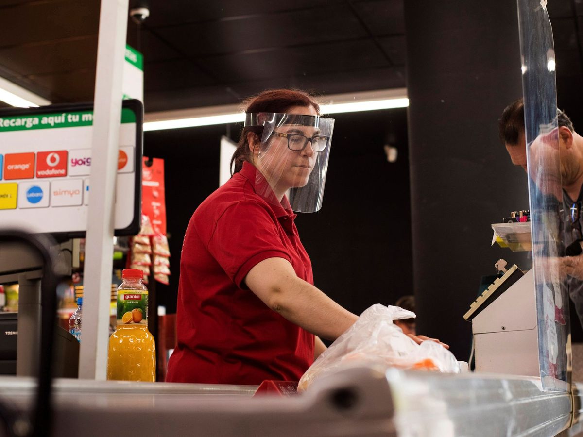 Foto: Una cajera trabajando en un supermercado de Zaragoza. (EFE)
