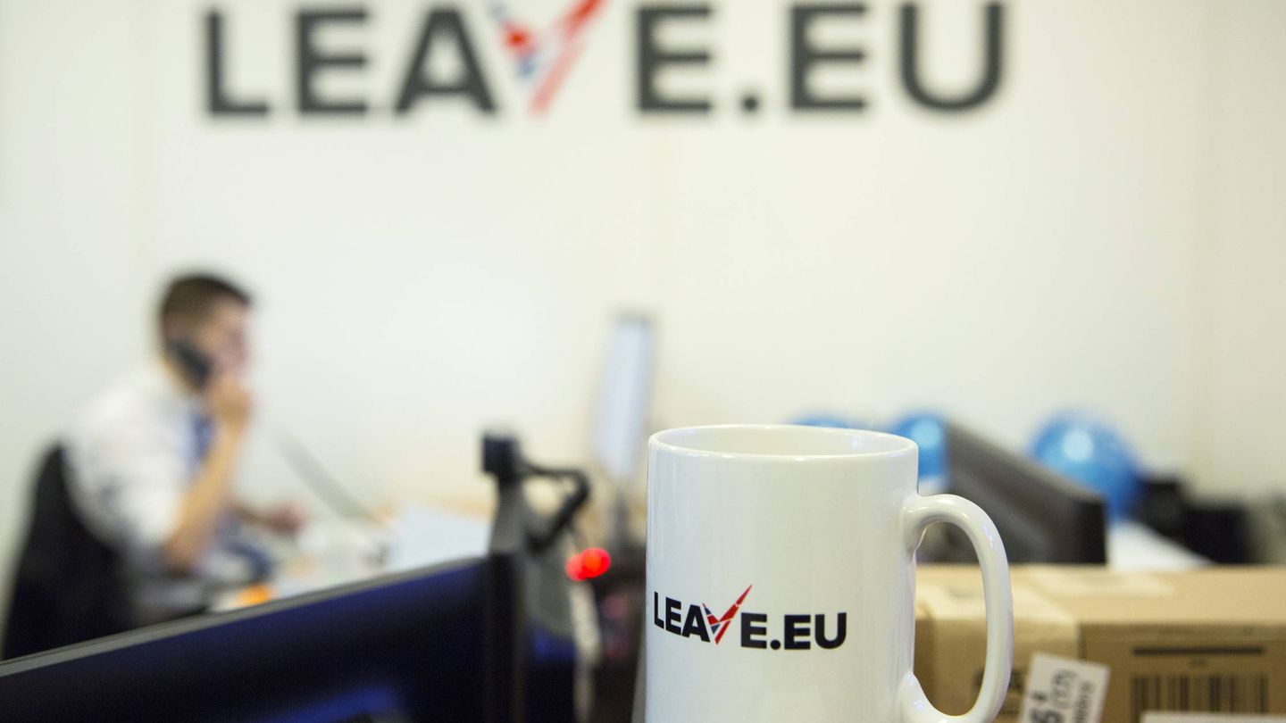 Un trabajador en la sede del grupo de presión proBrexit 'Leave.eu', en Londres. (Reuters)