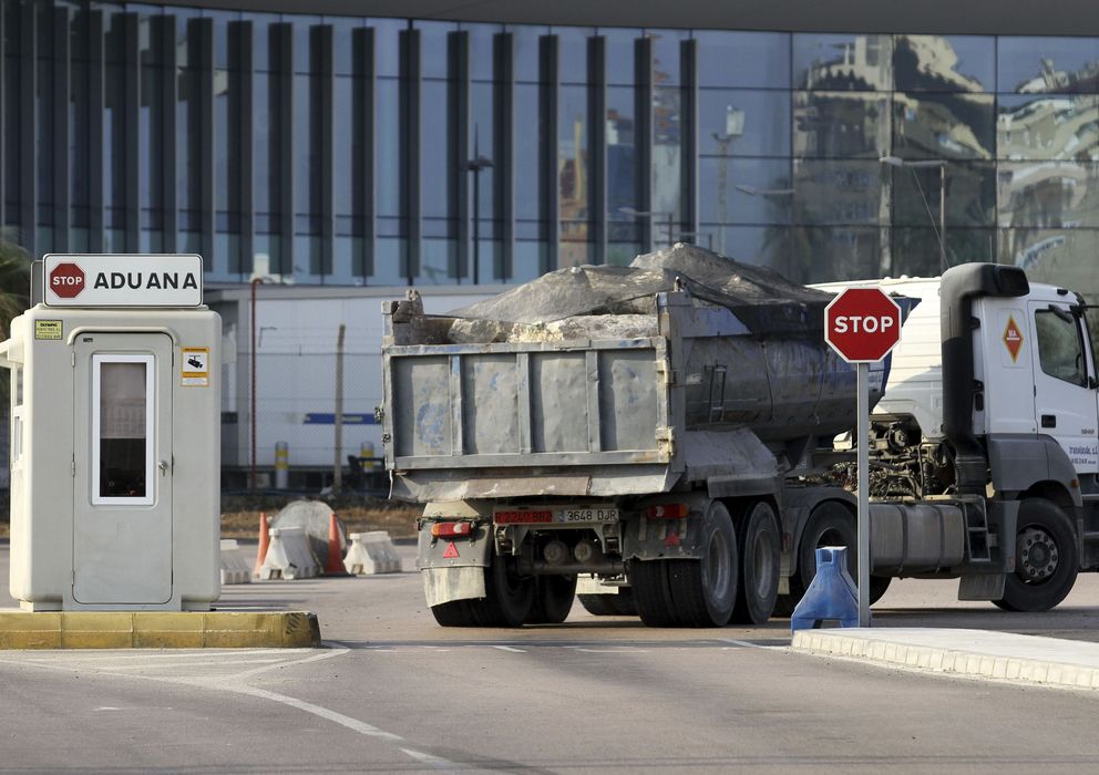Foto: Los camiones de piedras continúan cruzando la aduana con Gibraltar. (EFE)