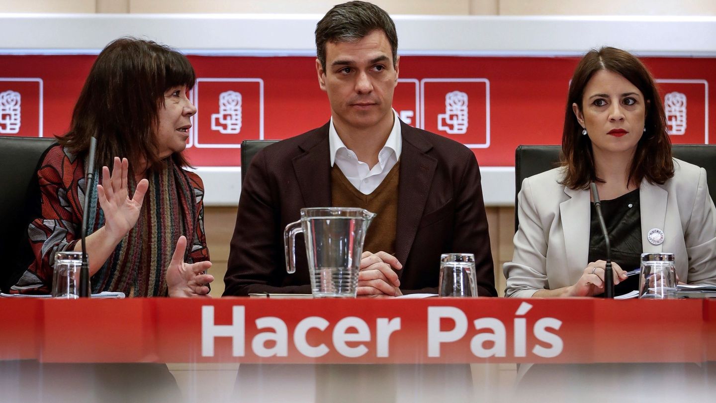 El secretario general del PSOE, Pedro Sánchez (c), acompañado por la presidenta del partido, Cristina Narbona (i), y la vicepresidenta, Adriana Lastra (d). (EFE)