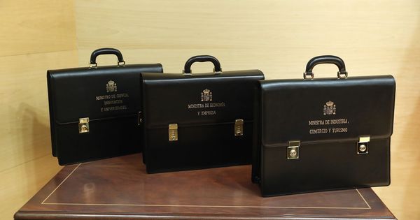 Foto: Tres de las carteras de los ministerios del nuevo Gobierno de Pedro Sánchez esperan a los nuevos titulares. (EFE)