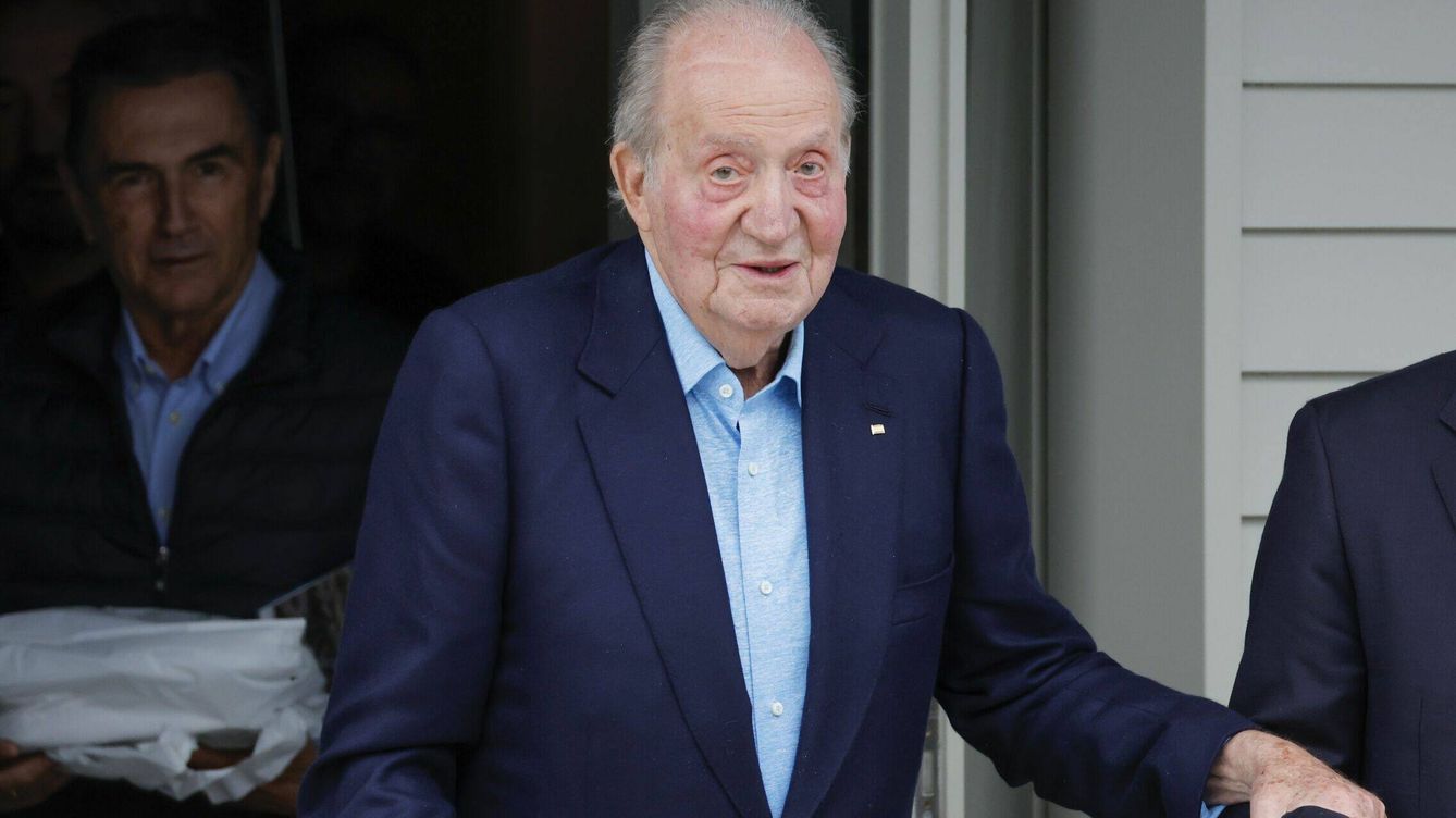 El rey Juan Carlos aterriza en Vigo tras una parada previa por cuestiones médicas