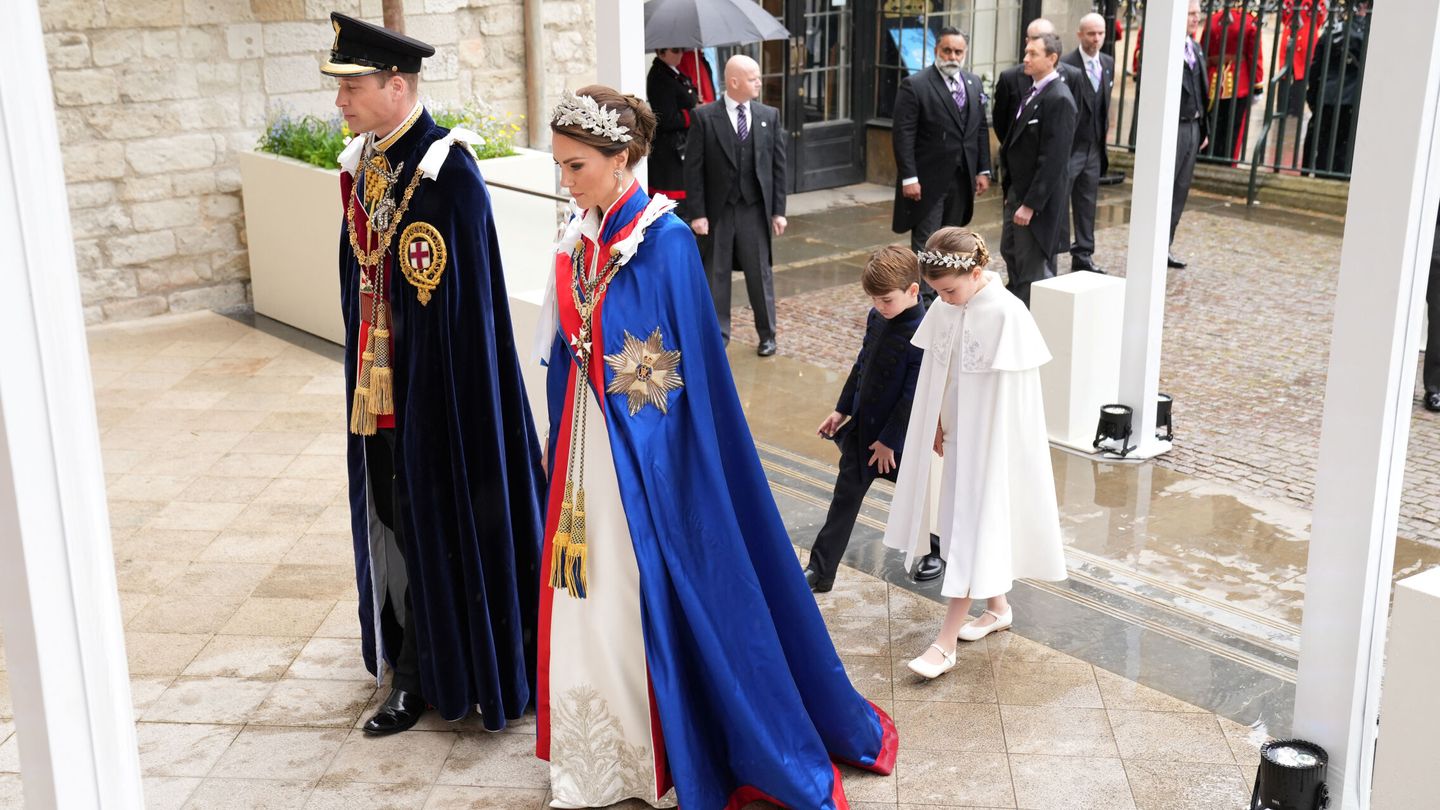 Los príncipes de Gales, con sus pequeños a la entrada de la abadía de Westminster. (Reuters)