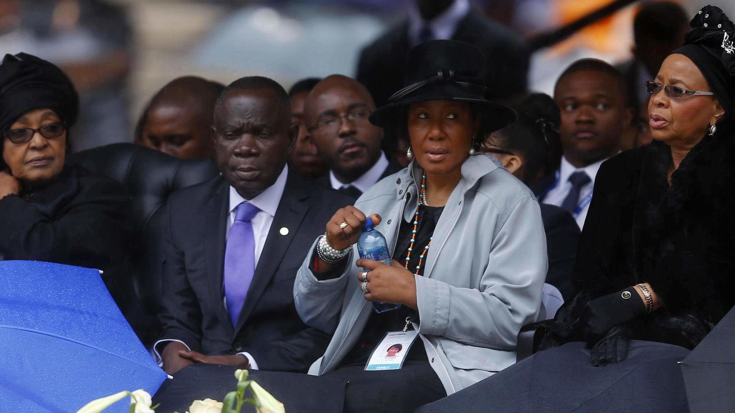 Winnie Mandela y Graça Machael durante la ceremonia en Johannesburgo (Reuters).