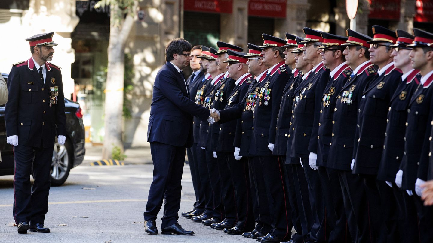 Carles Puigdemont junto al Josep Lluís Trapero, a su llegada a la ofrenda floral en la Diada. (EFE)
