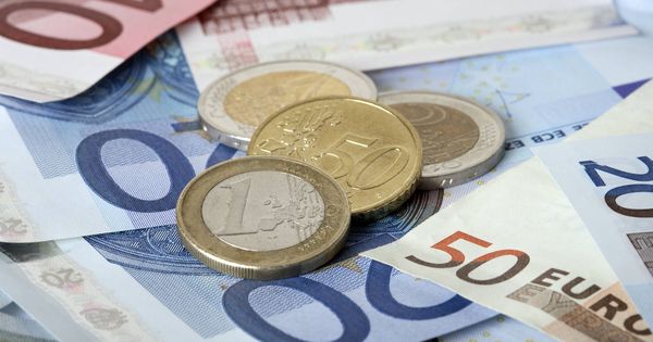 Un hombre se queda con 20 euros que encontró en el suelo