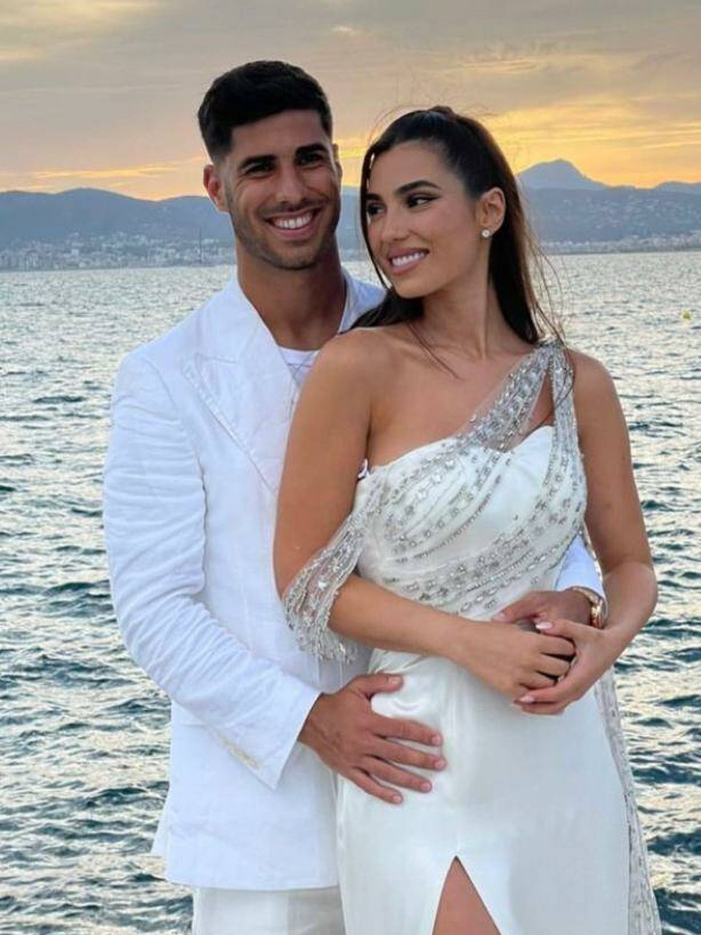Marco Asensio y Sandra Garal, en su preboda en Mallorca. (Instagram)