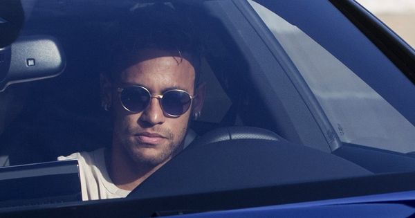 Foto: Neymar, a su llegada al entrenamiento del Barcelona este miércoles. (EFE)