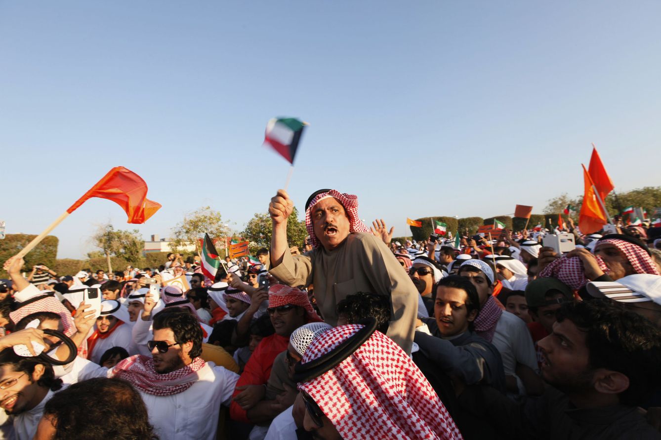 Musallam al-Barrak, un conocido jurista, agita una bandera de Kuwait durante una protesta contra el Gobierno, en Ciudad de Kuwait. (Reuters)