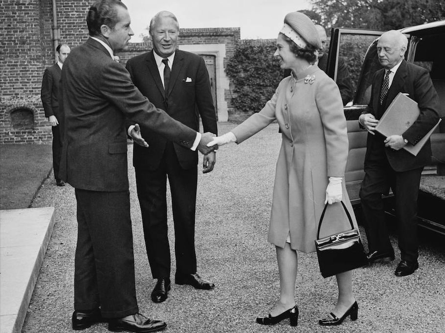 La reina porta el bolso en 1970 durante una visita de Nixon. (Getty)