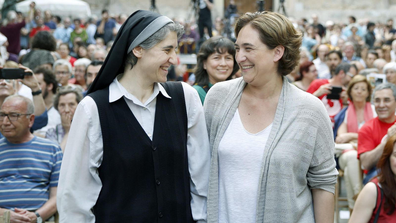 Foto: Ada Colau junto a Teresa Forcades en un acto en Cataluña. (EFE)