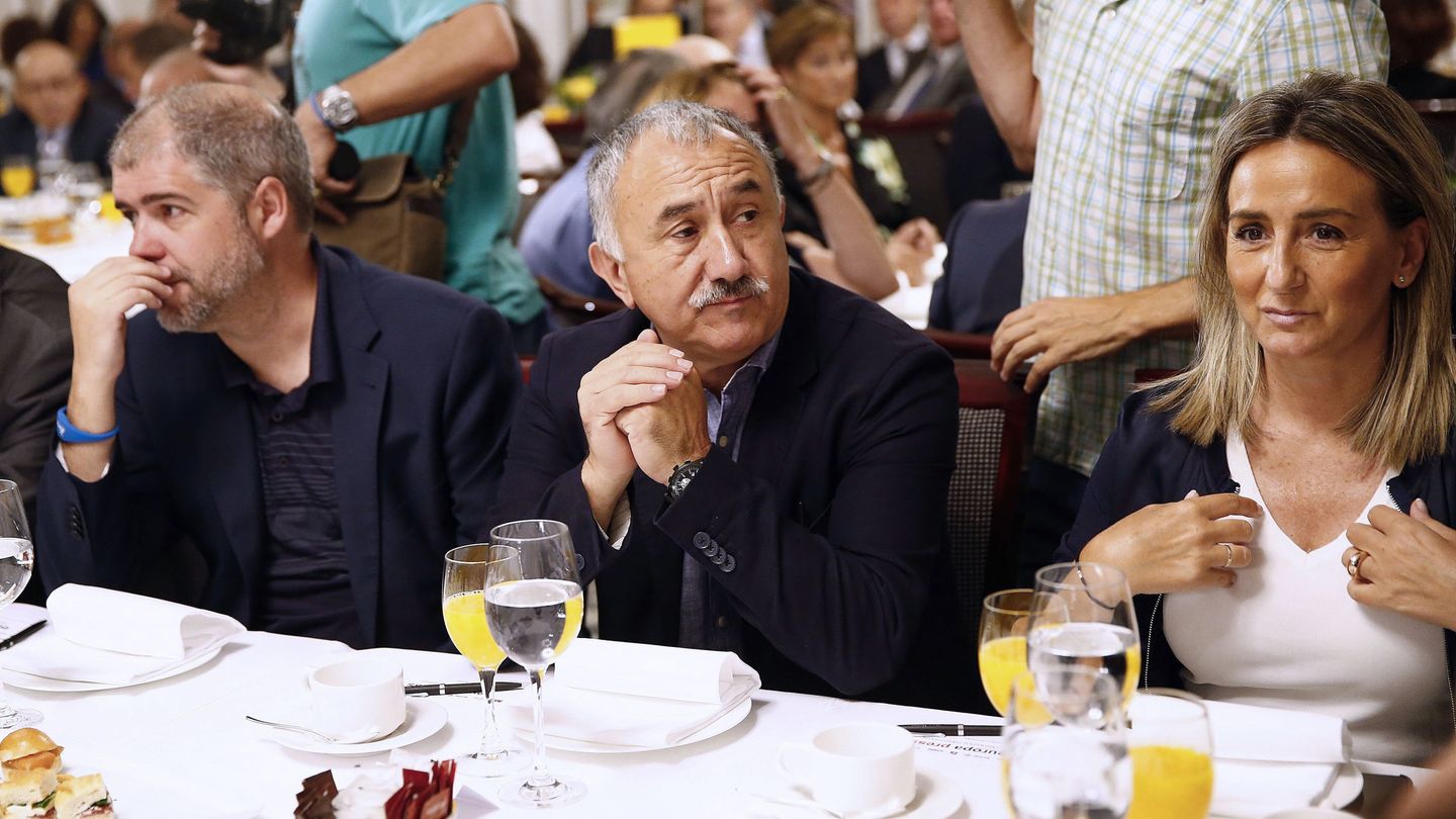 Los secretarios generales de CCOO y UGT, Unai Sordo y Pepe Álvarez, este martes durante el desayuno informativo de Pedro Sánchez. (EFE)