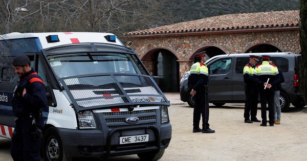Foto: Mossos d'esquadra ante el centro de menores Castelldefels (Efe)