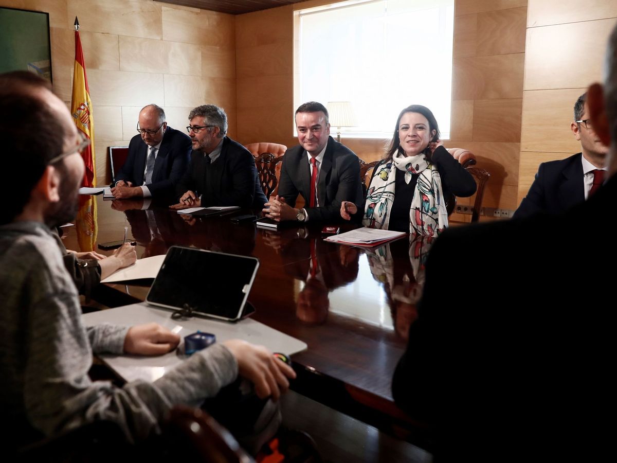 Foto: Las delegaciones de PSOE y Unidas Podemos durante una reunión de la comisión de coordinación en el Congreso celebrada el pasado mes de febrero. (EFE)