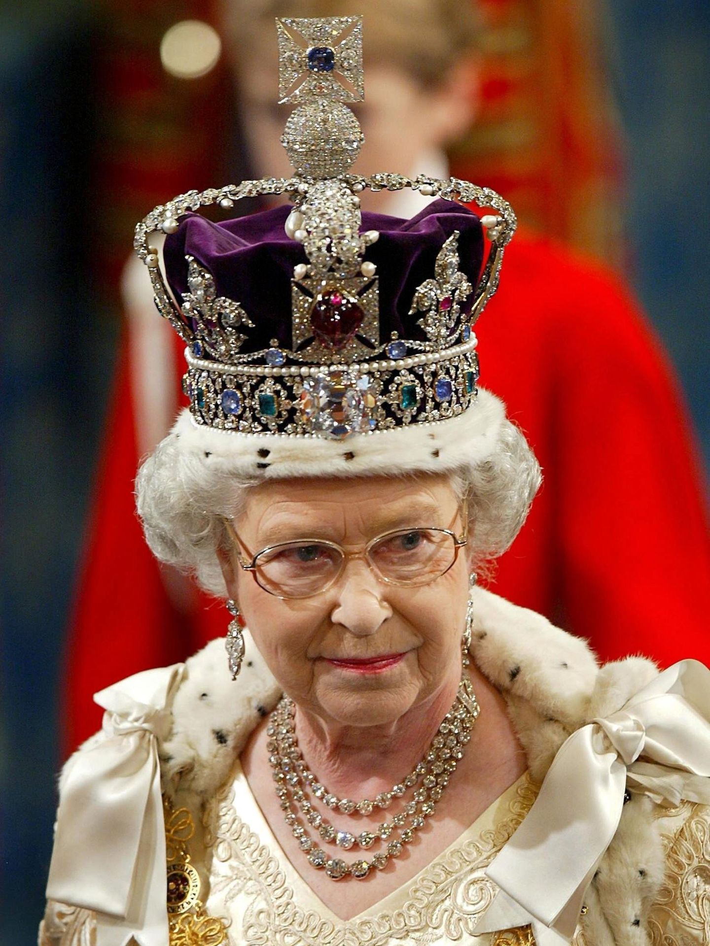 La reina Isabel con la corona imperial. (EFE)