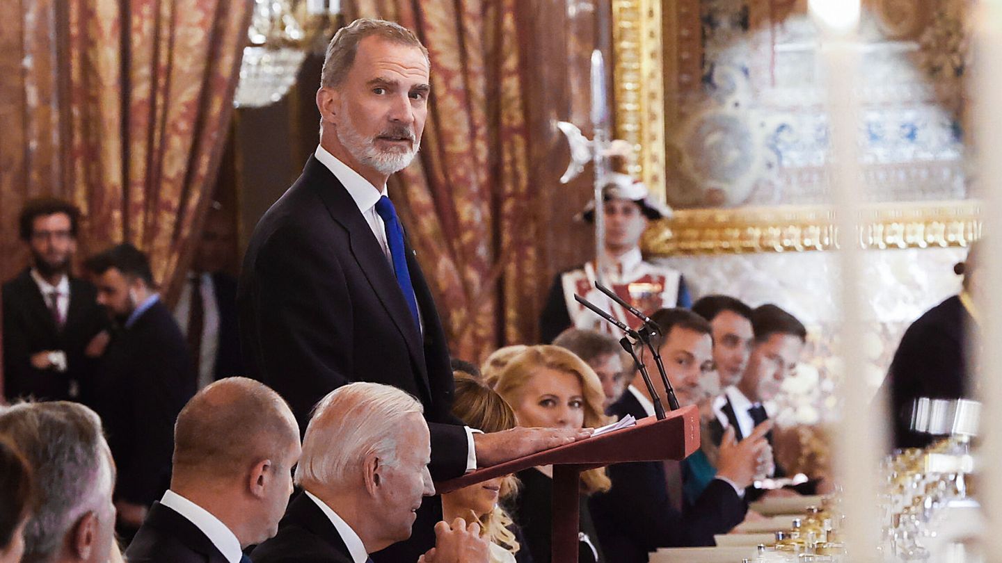 El rey Felipe pronuncia su discurso en la cena de gala ofrecida a jefes de Estado de la OTAN. (EFE/Martín)