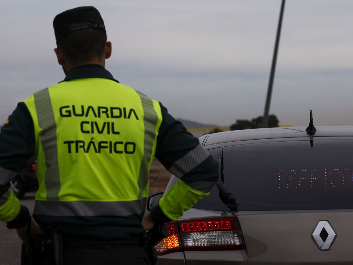 Foto: Un agente de la Guardia Civil de Tráfico en Valencia. (EFE/Kai Försterling)