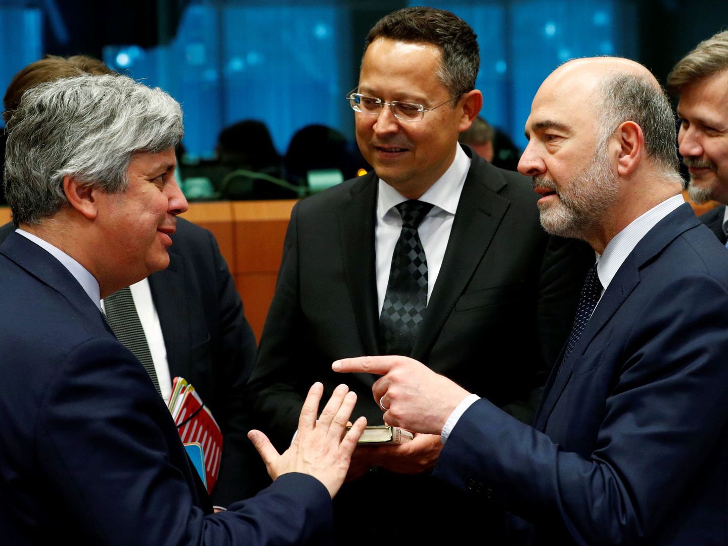Centeno (izquierda), presidente del Eurogrupo, charla con Moscovici. (Reuters)