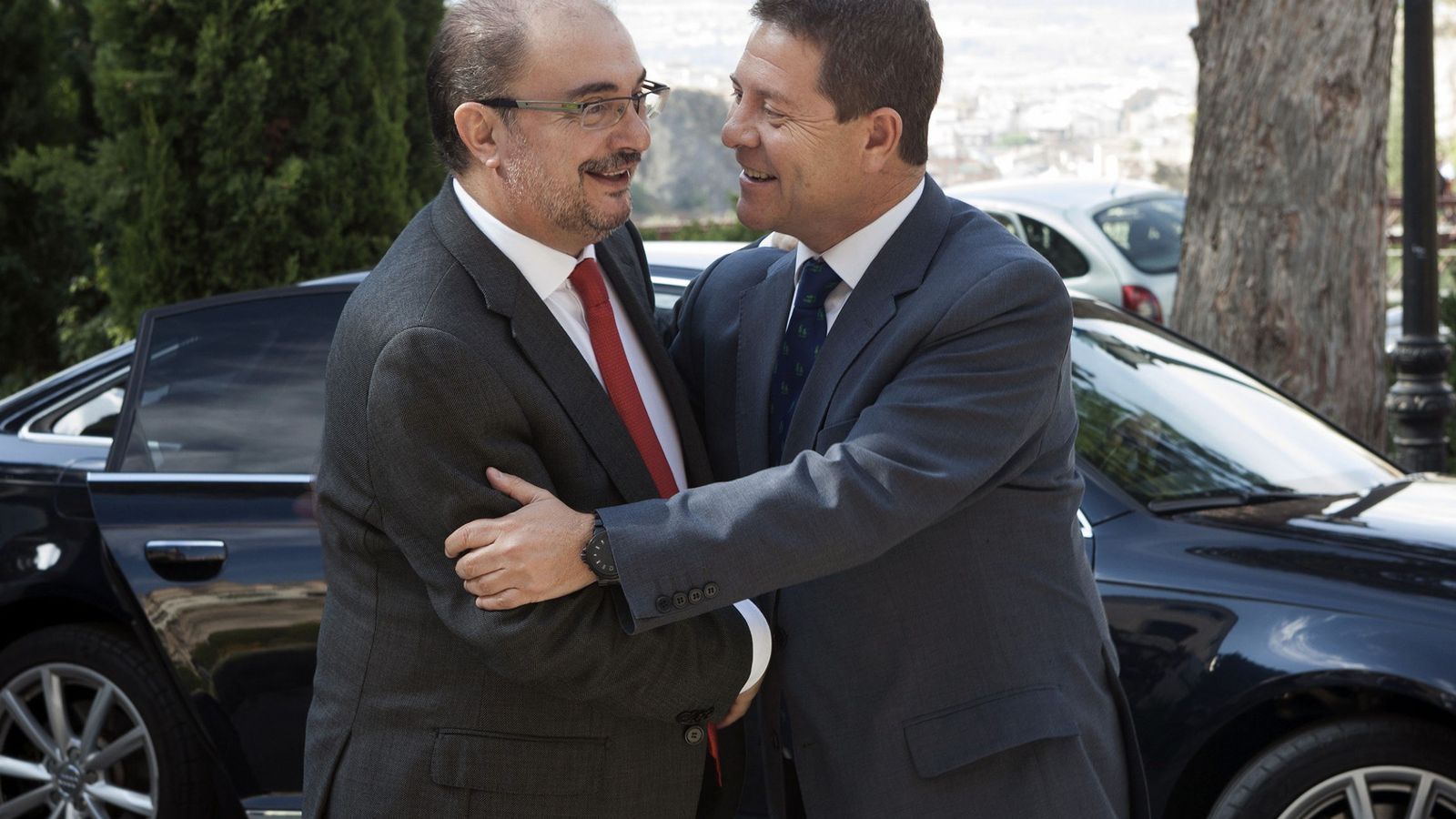 Foto: Los presidentes Javier Lambán y Emiliano García-Page se saludan antes de su reunión en Cuenca, este 23 de septiembre. (EFE)