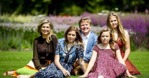 Foto: Los reyes de Holanda junto a sus hijas. (EFE)
