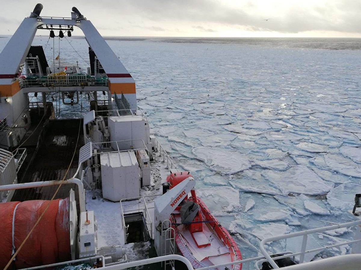 Foto: Un pesquero en el Ártico (EFE)